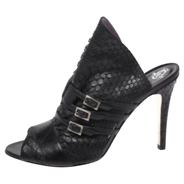 Gina Mules Peep Toe in pelle e pitone nero con dettaglio fibbia taglia 39 in vendita