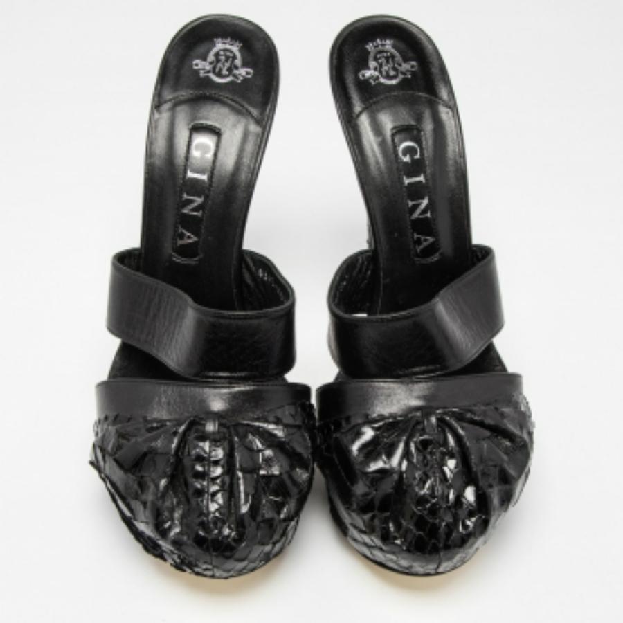 These sandals will offer you both luxury and comfort. Made from quality materials, they come in a versatile shade and are equipped with comfortable insoles.