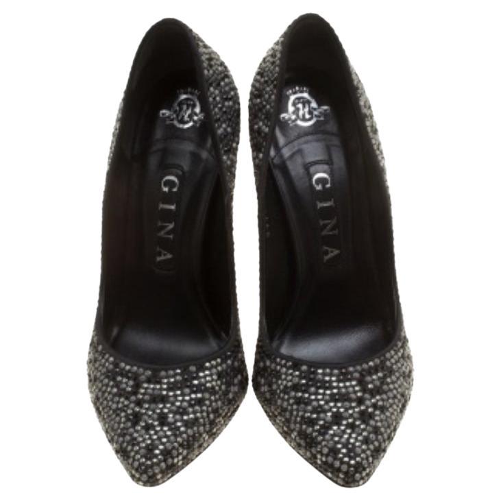 Soyez glamour avec cette paire d'escarpins gagnants qui sont recouverts de cristaux sur l'extérieur en satin. En forme de bouts pointus et reposant sur des talons de 12,5 cm, ils sont le complément qu'il vous faut cette saison. Remettez votre