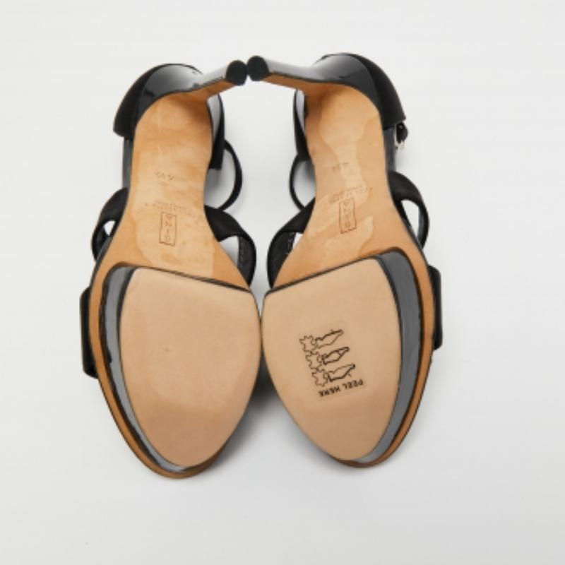 Gina Schwarze Satin Plateausandalen mit Knöchelriemen Größe 37,5 im Zustand „Gut“ im Angebot in Dubai, Al Qouz 2