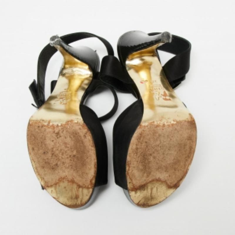 Gina Schwarze Satin Plateausandalen mit Knöchelriemen Größe 38,5 im Zustand „Gut“ im Angebot in Dubai, Al Qouz 2