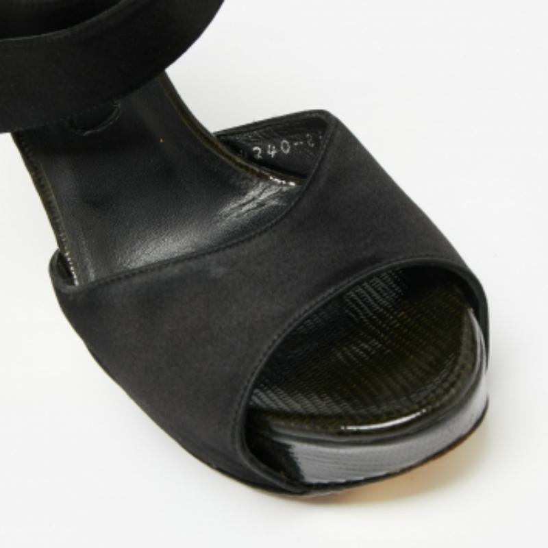 Gina Schwarze Satin Plateausandalen mit Knöchelriemen Größe 38,5 im Angebot 1