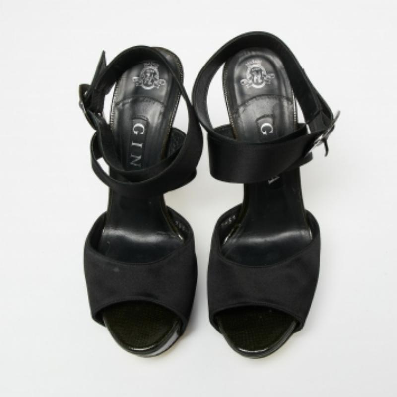 Gina Schwarze Satin Plateausandalen mit Knöchelriemen Größe 38,5 im Angebot 3