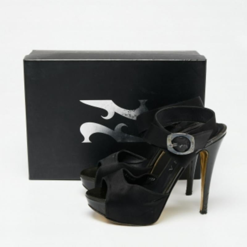 Gina Schwarze Satin Plateausandalen mit Knöchelriemen Größe 38,5 im Angebot 5