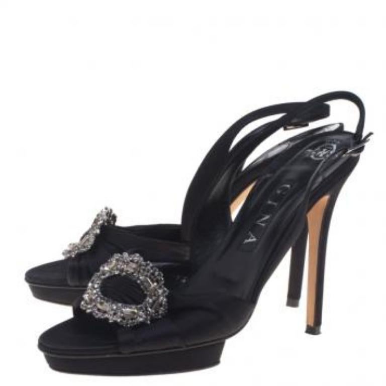 Soyez à la pointe de la tendance en valsant dans cette exquise paire de Gina. Confectionnées en satin et en cuir, elles sont dotées de talons aiguilles, d'escarpins à boucle et d'une broche accrocheuse sur le devant. Enfilez-les sur des tenues