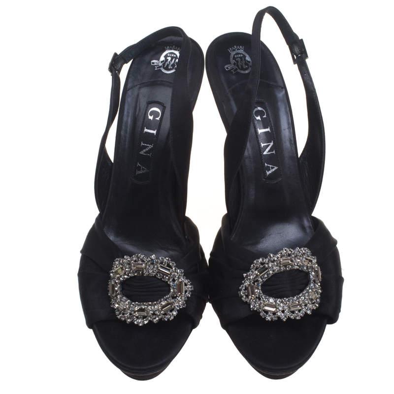 Soyez à la pointe de la tendance en valsant dans cette exquise paire de Gina. Confectionnées en satin et en cuir, elles sont dotées de talons aiguilles, d'escarpins à boucle et d'une broche accrocheuse sur le devant. Enfilez-les sur des tenues