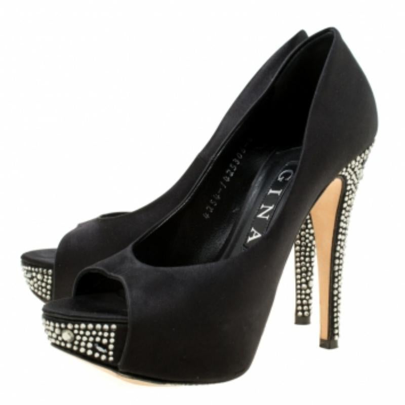 Gina Noir Satin Crystal Embellish Peep Toe Platform Pumps Size 37 Bon état - En vente à Dubai, Al Qouz 2