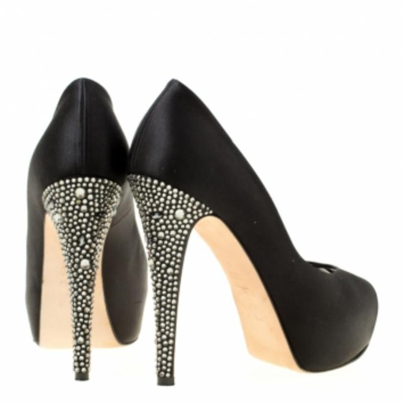 Gina Noir Satin Crystal Embellish Peep Toe Platform Pumps Size 37 en vente 1