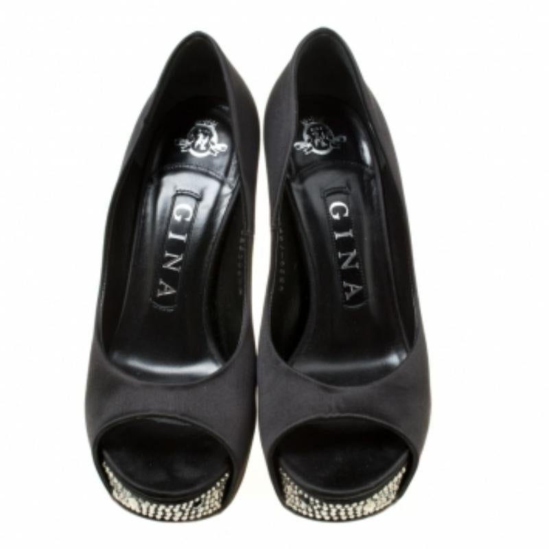 Gina Noir Satin Crystal Embellish Peep Toe Platform Pumps Size 37 en vente 2