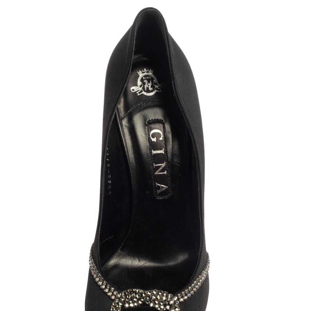 Gina Black Satin Crystal Embellished Platform Peep Toe Pumps Size 40.5 In Good Condition For Sale In Dubai, Al Qouz 2