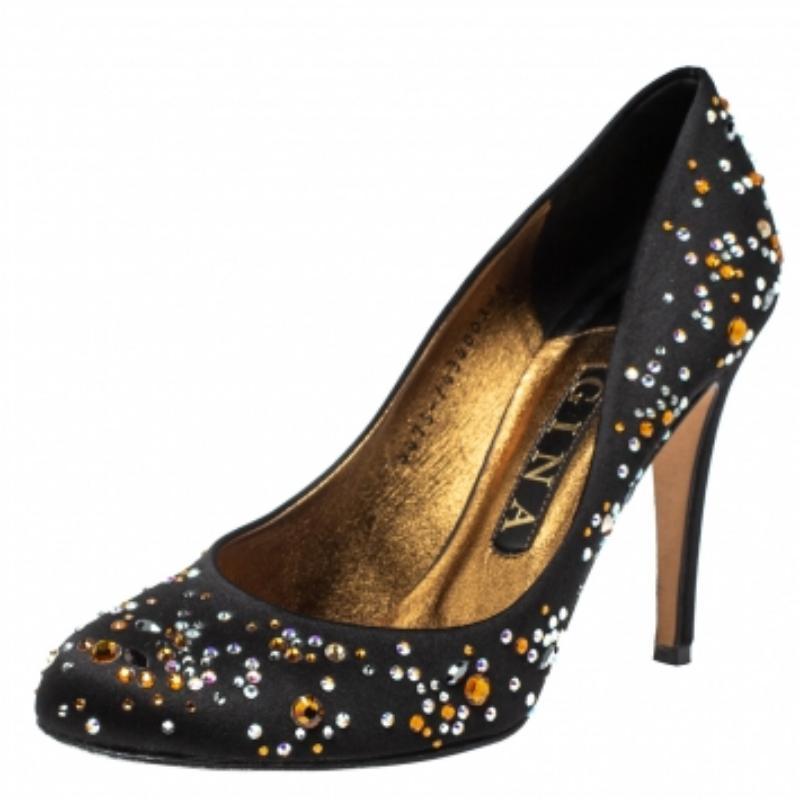This absolutely breathtaking pair is designed by Gina in a gorgeous black color. Crafted from rich satin, the pumps feature dazzling crystal embellishments and a 10 cm heel. Finished with a leather sole, these pumps are a prize to own.