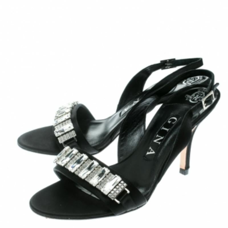 Gina - Sandales à talons compensés en satin noir avec ornements en cristal - Taille 37 Bon état - En vente à Dubai, Al Qouz 2