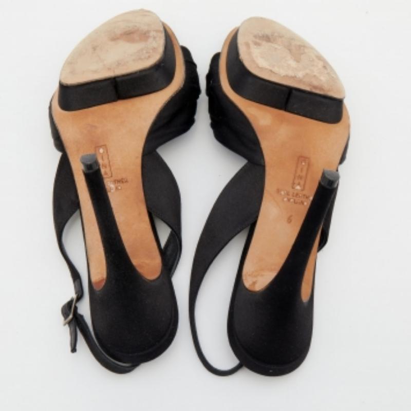 Gina Schwarze Satin-Sandalen mit Kristallverzierung und Slingback Größe 39 im Zustand „Gut“ im Angebot in Dubai, Al Qouz 2