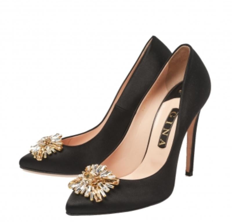 Gina updates a classic silhouette with dazzling Swarovski crystals on the pointed toes for an opulent feel. Crafted from satin in a black shade, they are elevated on 12.5 cm stiletto heels. Complete your evening look with these stunning pumps.