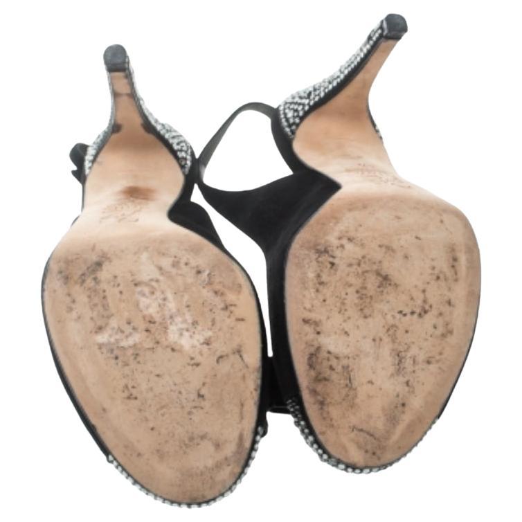 Chic, contemporaines et très edgy, ces sandales de Gina ne manqueront pas de faire de vous le centre d'attraction et de vous valoir tous les éloges possibles. Confectionnées en daim, ces sandales noires sont dotées de bouts pointus ornés de