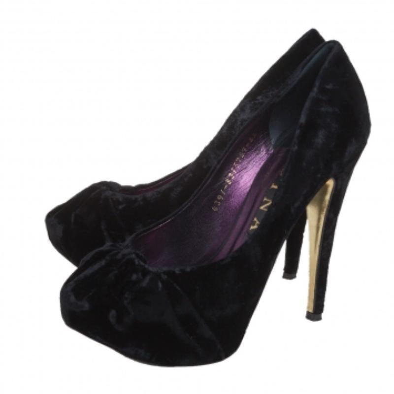 Elegance and grace all in one! These black Gina pumps have been crafted from plush velvet and styled with ruched detailing on the toes. They are equipped with comfortable leather-lined insoles and elevated on concealed platforms and 13 cm heels.