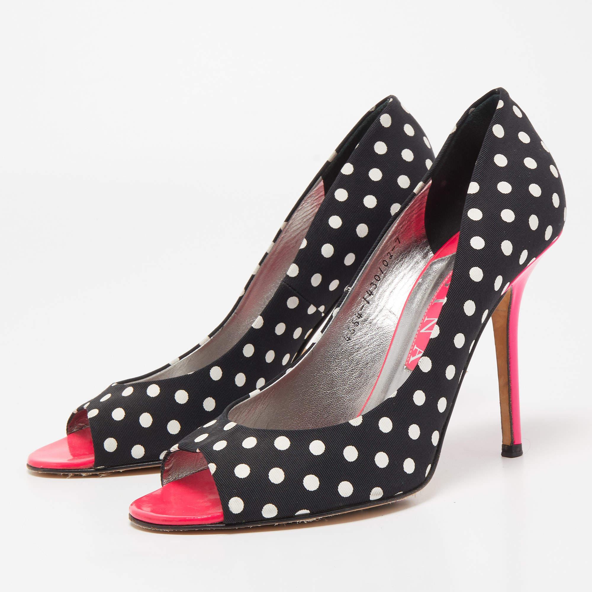Ginas pumps are here to steal the limelight. Created using black white canvas  these stunning pumps feature cute polka dotted prints throughout. They have peep toes and 11cm heels.