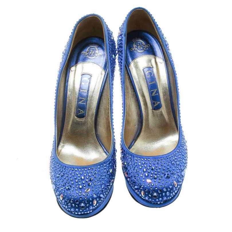 Deck yourself with minimal jewelry to keep all eyes on this pair of satin pumps by Gina. They are embellished with beautiful crystals for a touch of glamour. The 12 cm heels will lift you and your confidence.

Includes: Original Dustbag

