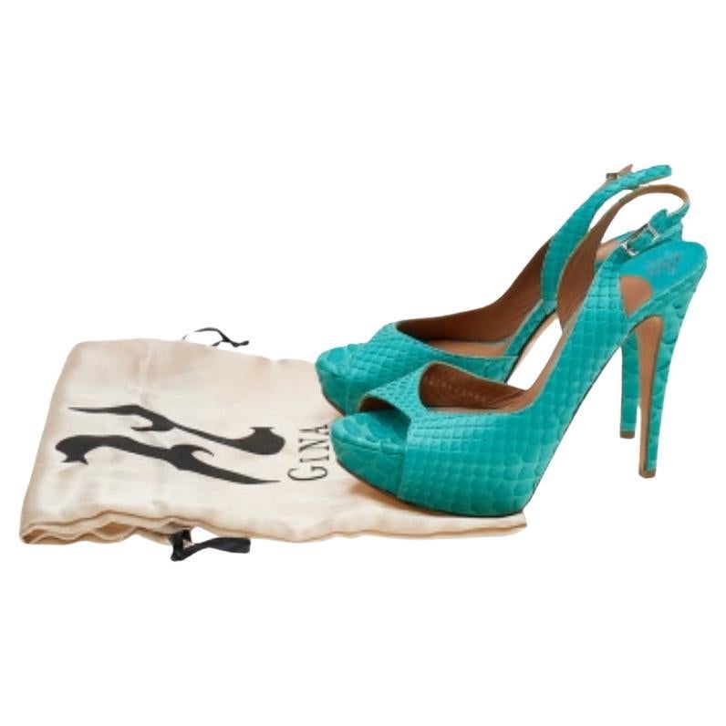 Un flair féminin et un attrait sophistiqué caractérisent ces superbes sandales Gina. Fabriquées à partir de matériaux de qualité, elles ajouteront un charme opulent à votre look et compléteront de nombreux looks que vous voudrez créer.