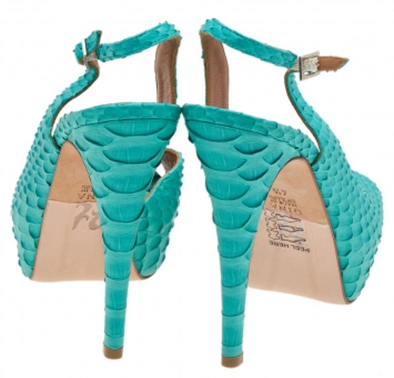 Gina - Escarpins à plateforme en cuir python bleu - Taille 37,5 Bon état - En vente à Dubai, Al Qouz 2