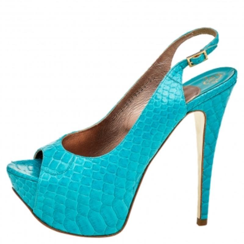 Sii la più bella con questi splendidi sandali della casa Gina. Disegnati con un corpo in pitone blu, questi sandali sono montati su eleganti tacchi vertiginosi e suole con plateau. La Silhouette peep-toe è rifinita con una chiusura slingback.