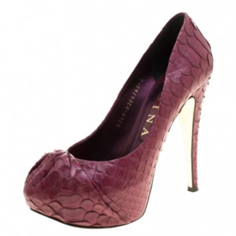 Crea i look più accattivanti per le feste indossando queste décolleté con plateau Gina Elle dal tacco altissimo. Realizzate in pelle di pitone color Bordeaux, queste décolleté dal tacco vertiginoso sono dotate di spesse zeppe che ne aumentano il