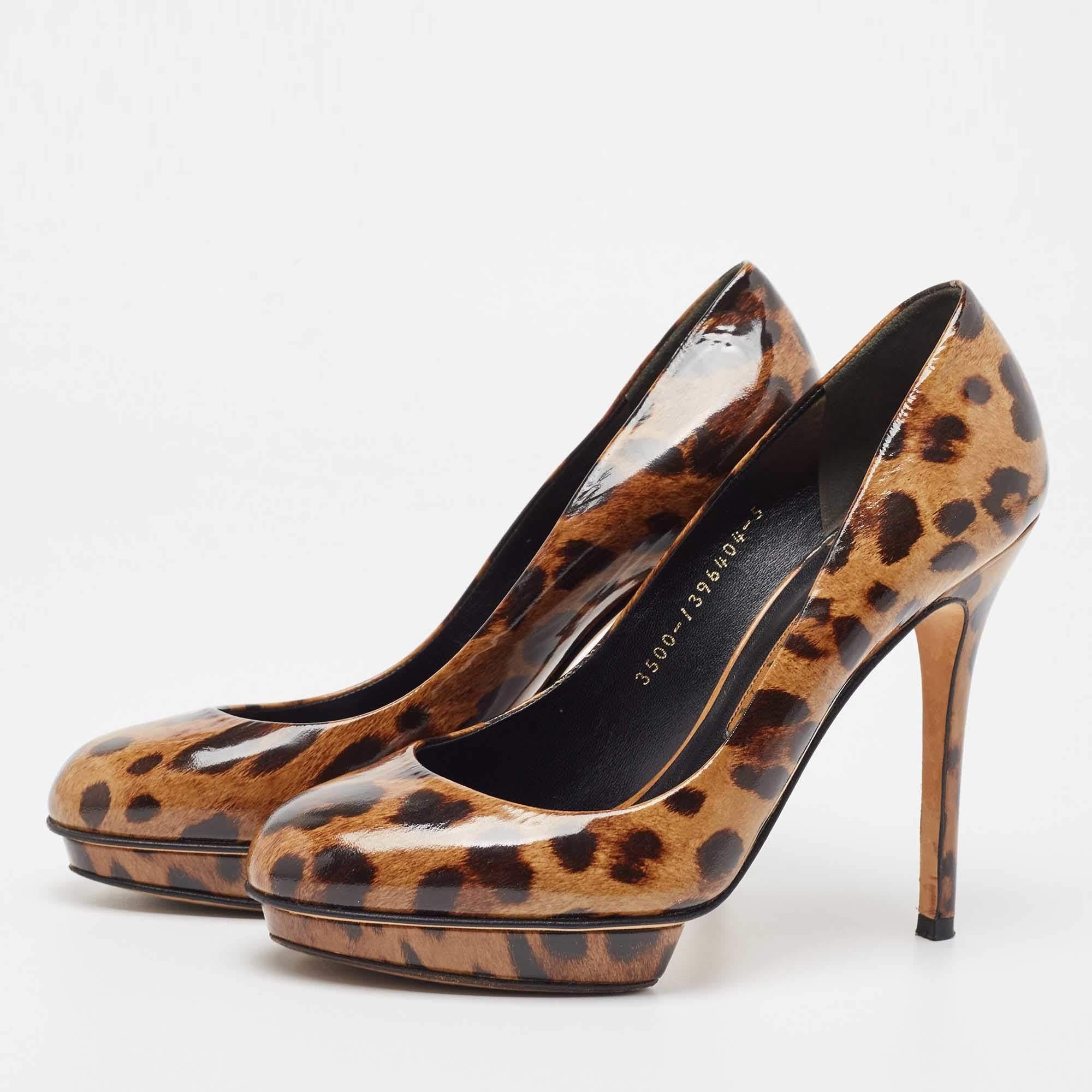 Faites preuve de chic avec ces escarpins de créateur. Ils présentent des talons robustes et des semelles durables, parfaits pour vos sorties à la mode.