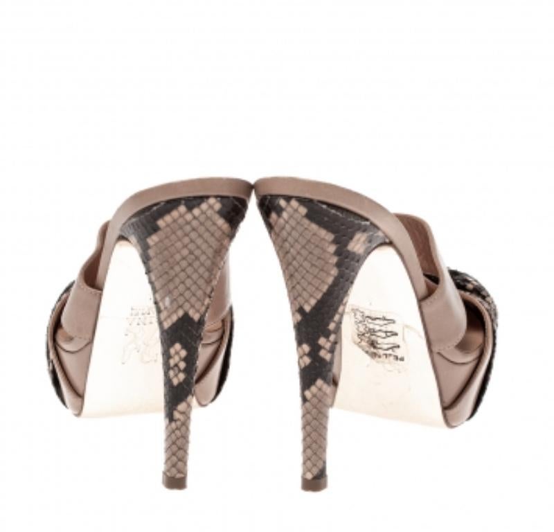 Gina Sandali con plateau in pelle di pitone marrone/beige misura 37 in vendita 1