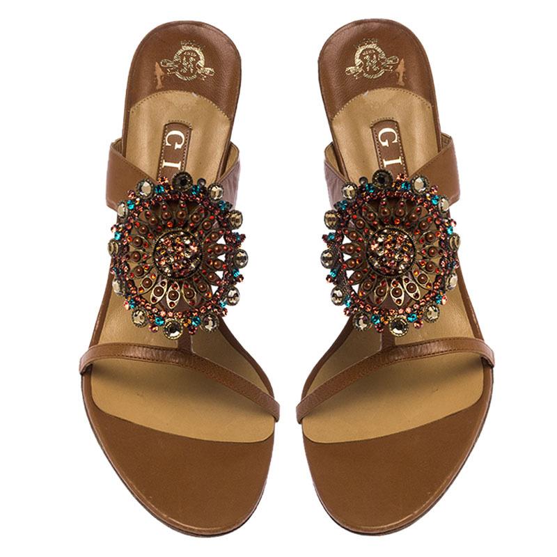 These leather sandals by Gina will make you look confident and stylish. Lined with strong and durable leather, these sandals come in a lovely shade of brown and feature an open toe silhouette with straps and a lovely embellishment that is studded