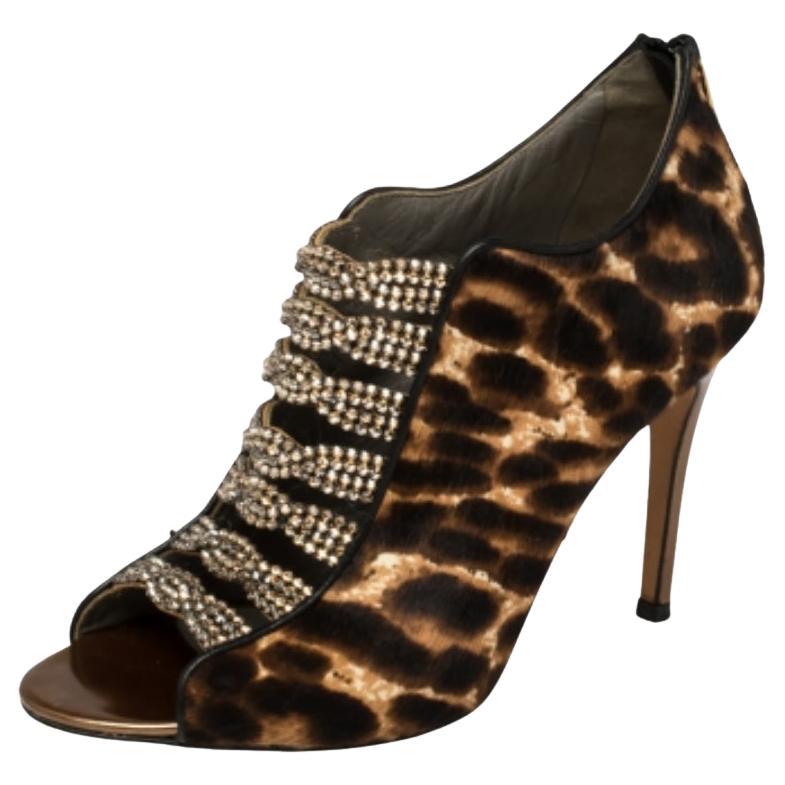 Gina Brown Leopard Print Calf Hair Embellished Sandals Size 37.5 In Good Condition For Sale In Dubai, Al Qouz 2