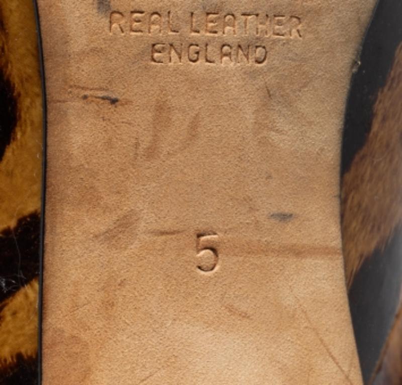 Gina Chaussures à bout rond en cuir verni imprimé léopard Brown Taille 38 Bon état - En vente à Dubai, Al Qouz 2