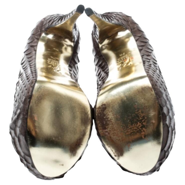Crea i look più accattivanti per le feste indossando queste elegantissime décolleté Gina Elle. Realizzate in pelle di pitone marrone, queste décolleté dal tacco vertiginoso sono dotate di spesse zeppe che ne aumentano il comfort mentre tu rubi la