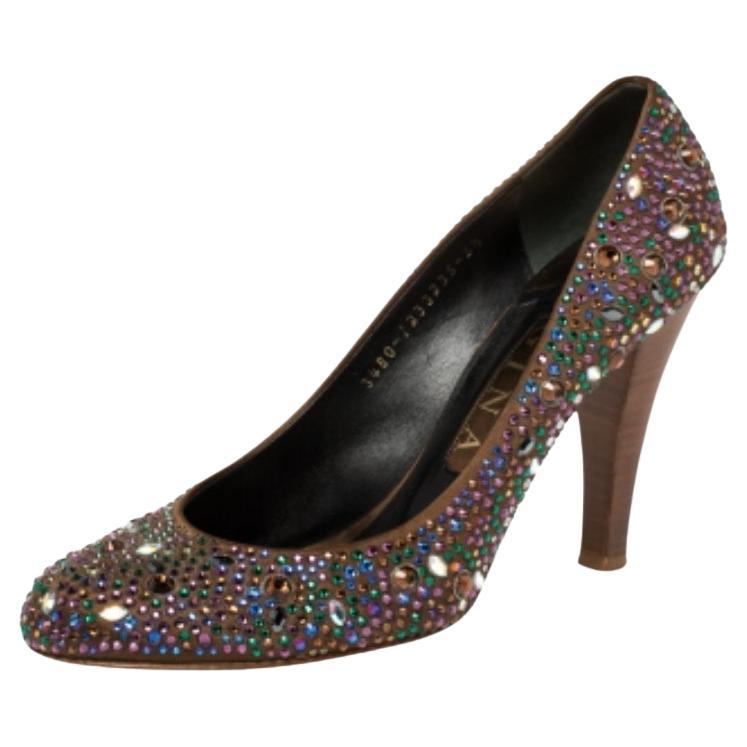 Gina Brown Satin Crystal Embellished  Pumps Size 38.5 In Good Condition For Sale In Dubai, Al Qouz 2