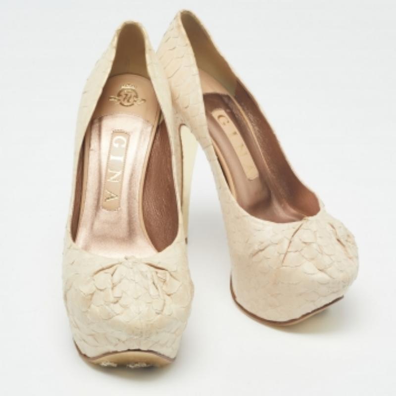 Gina Cream Python Embossed Leather Elle Platform Pumps Size 37.5 In Good Condition For Sale In Dubai, Al Qouz 2