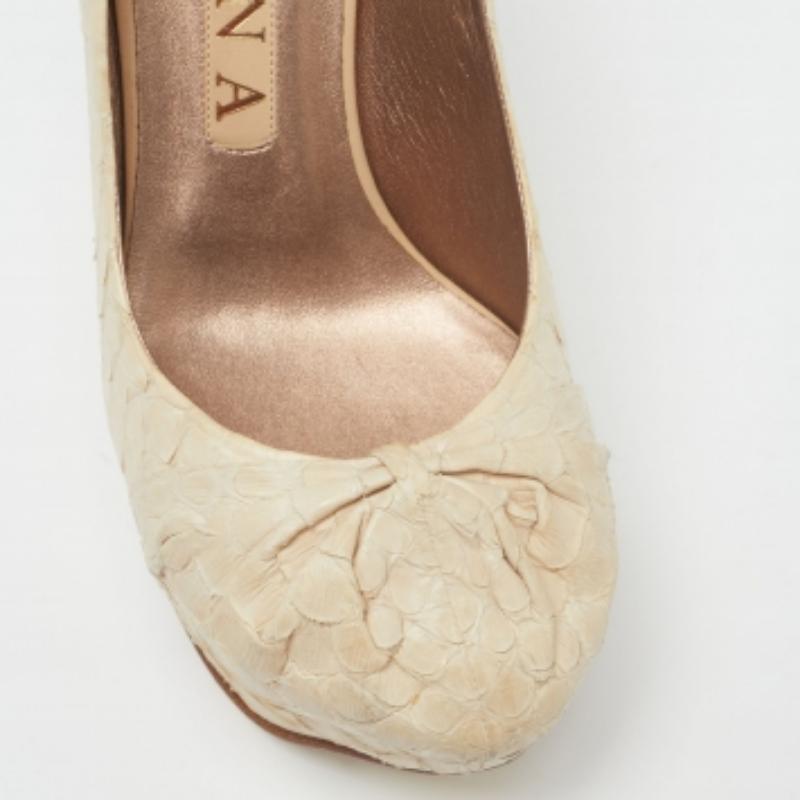 Women's Gina Cream Python Embossed Leather Elle Platform Pumps Size 37.5 For Sale