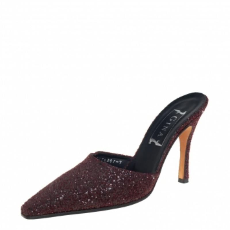 A perfect mix of elegant fashion and feminine style, these Gina mules come crafted from dark burgundy glitter and designed with elongated square toes. These visually stunning sandals are complete with comfortable leather-lined insoles and 11 cm