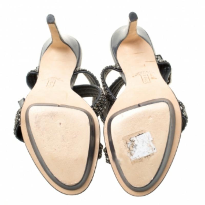 Gina - Sandales à lanières croisées en cuir ornées de cristaux gris foncé, taille 37 Bon état - En vente à Dubai, Al Qouz 2