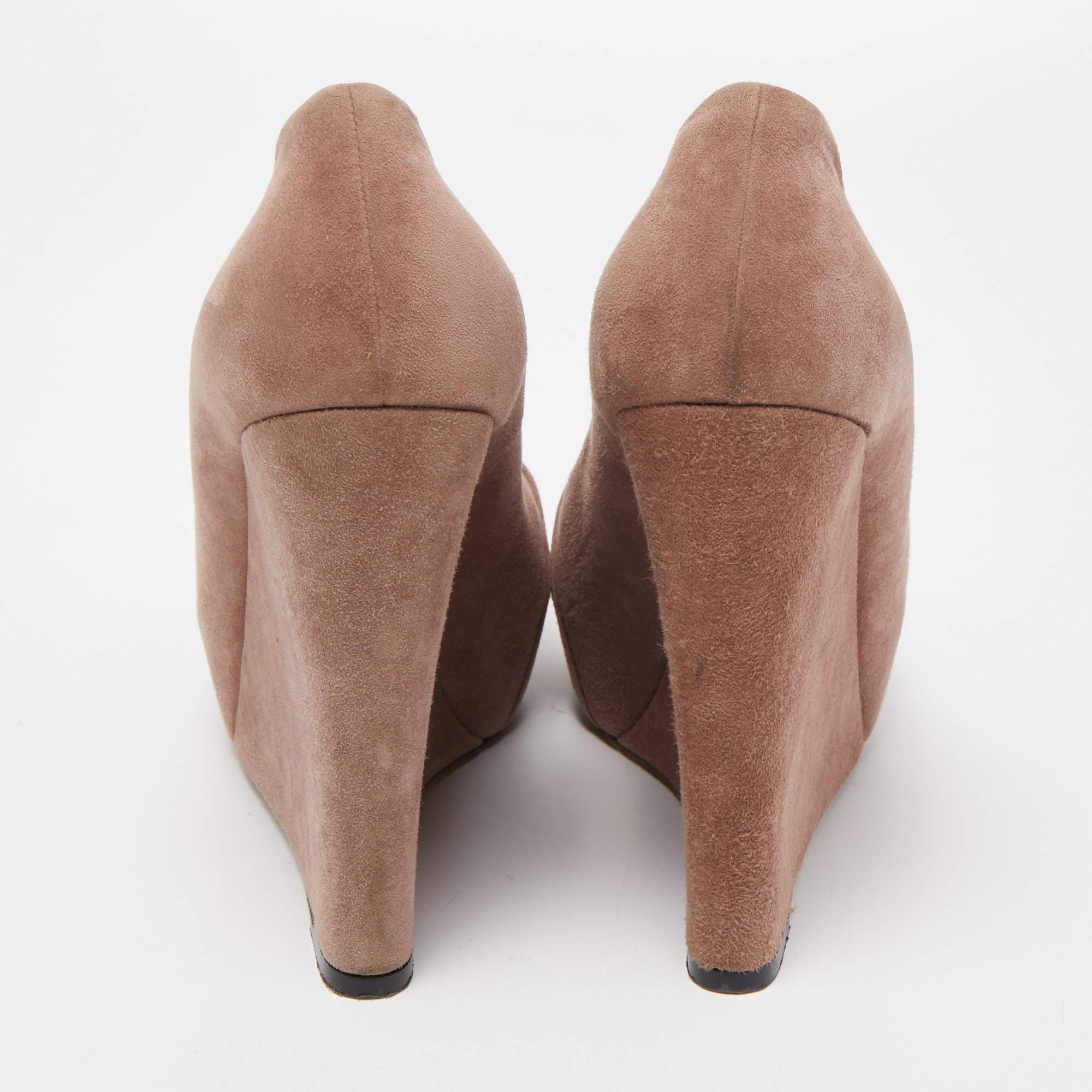 Donna Gina, zeppa in pelle scamosciata plissettata rosa polvere, misura 38 in vendita