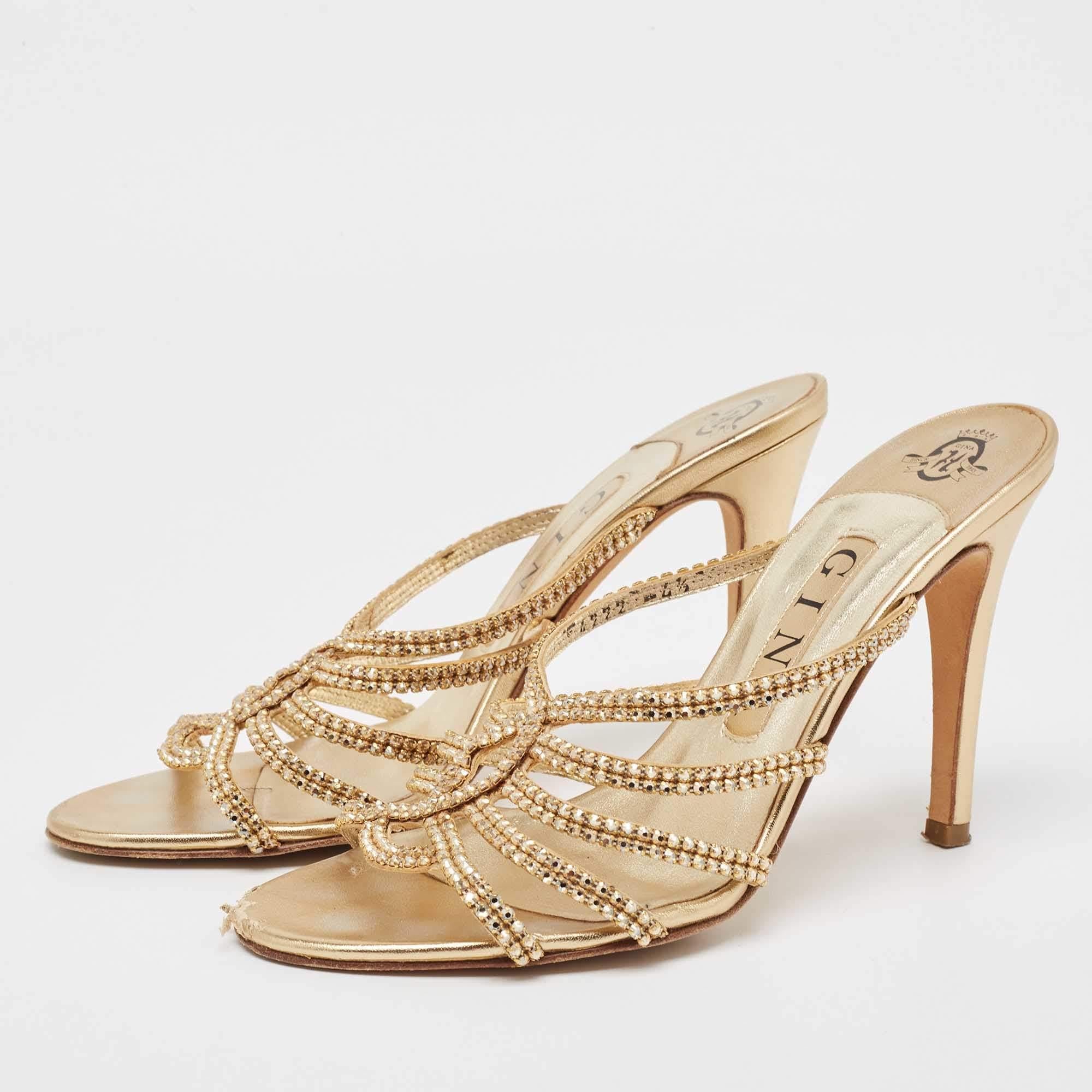 These sandals will frame your feet in an elegant manner. Crafted from quality materials they display a classy design and comfortable insoles.
