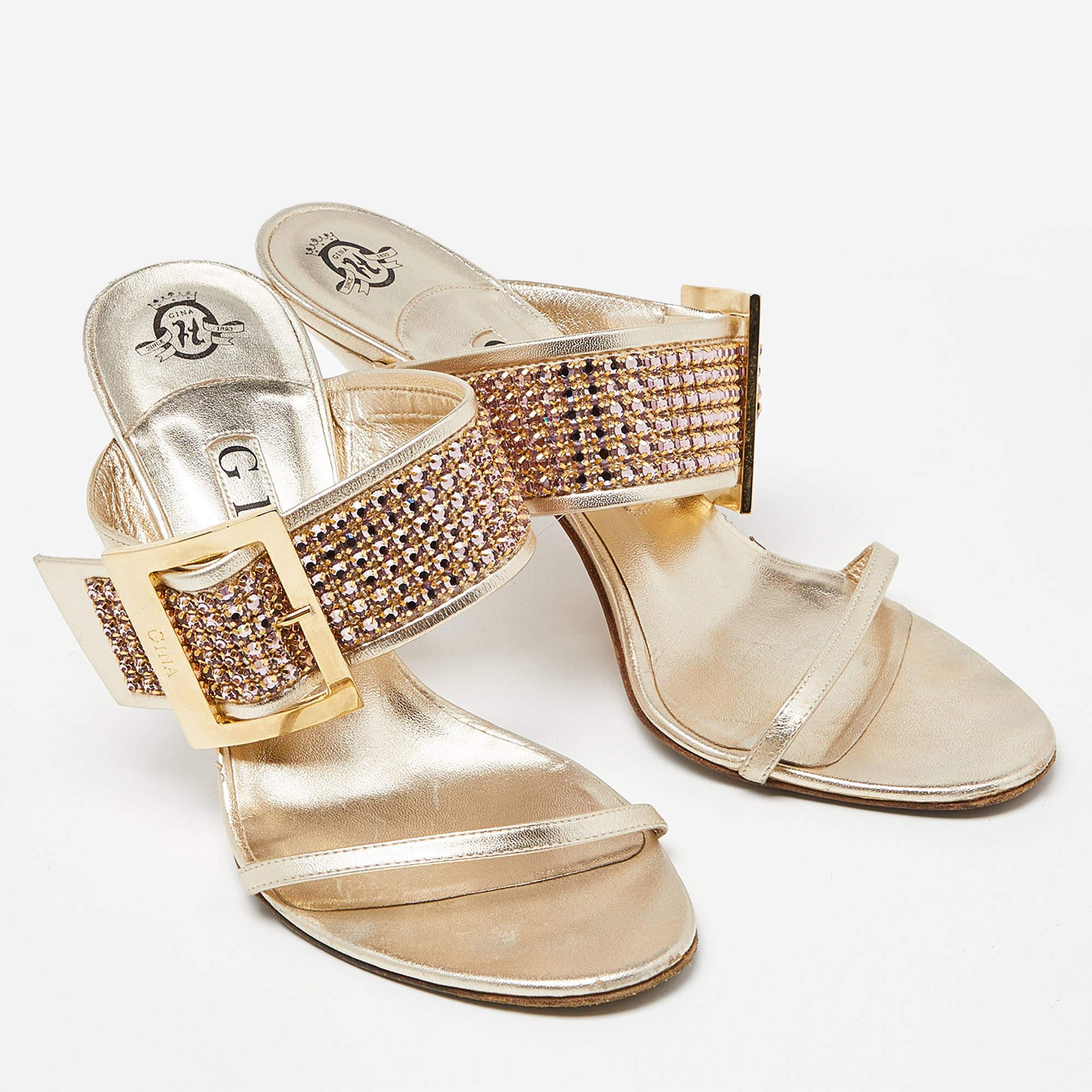 Gina Sandalias de piel con adornos de cristal dorado talla 37.5 en Bastante bueno estado para la venta en Dubai, Al Qouz 2
