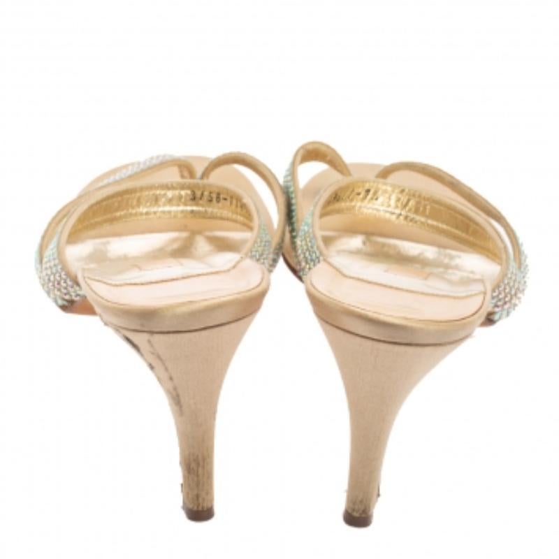 Gina Sandalias de piel con adornos de cristal dorado talla 40.5 en Bueno estado para la venta en Dubai, Al Qouz 2