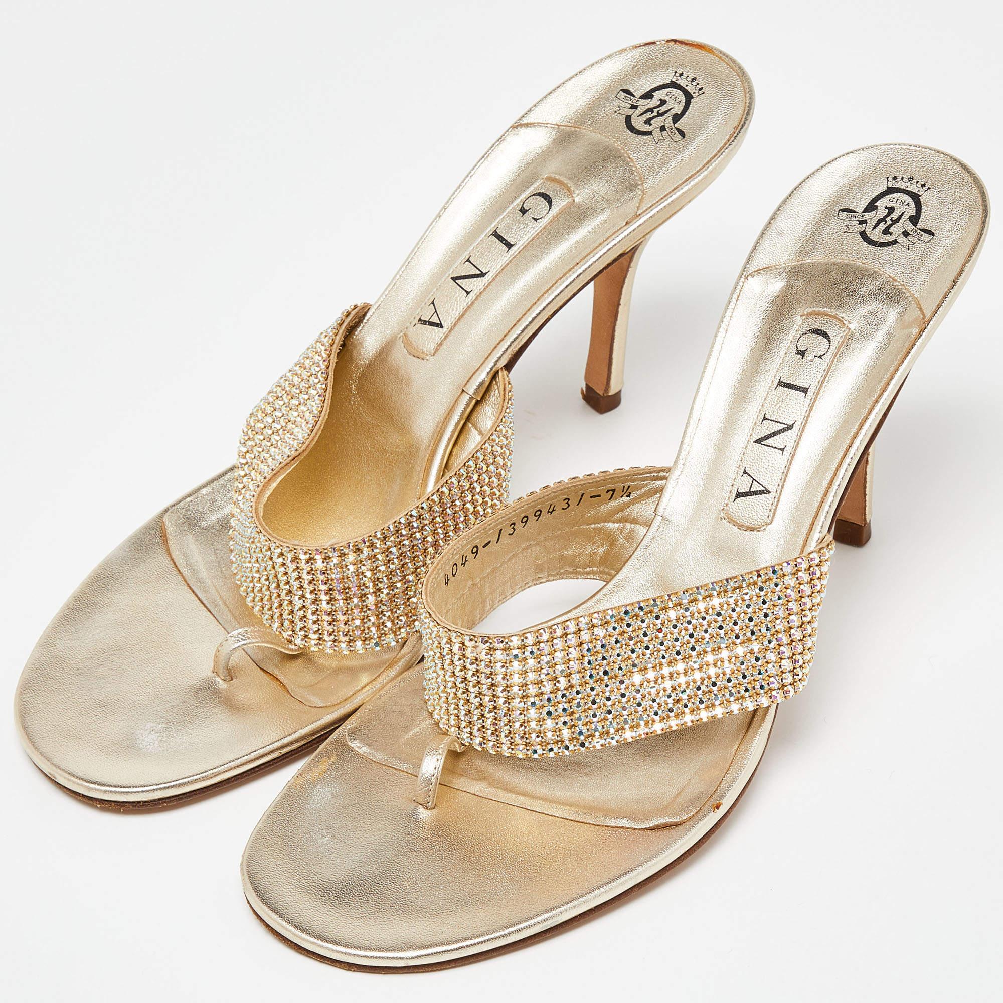 Questi sandali incorniceranno i tuoi piedi in modo elegante. Realizzate con materiali di qualità, presentano un design di classe e solette confortevoli.
