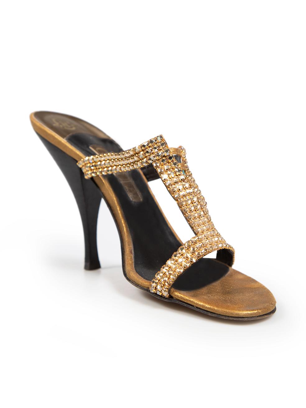 CONDIZIONE: molto buona. L'usura minima dei tacchi è evidente. Le solette di entrambe le scarpe presentano un'usura minima, con un leggero scolorimento, mentre le suole di questo articolo usato di Gina sono soggette a un'usura generale.
 
 
 

