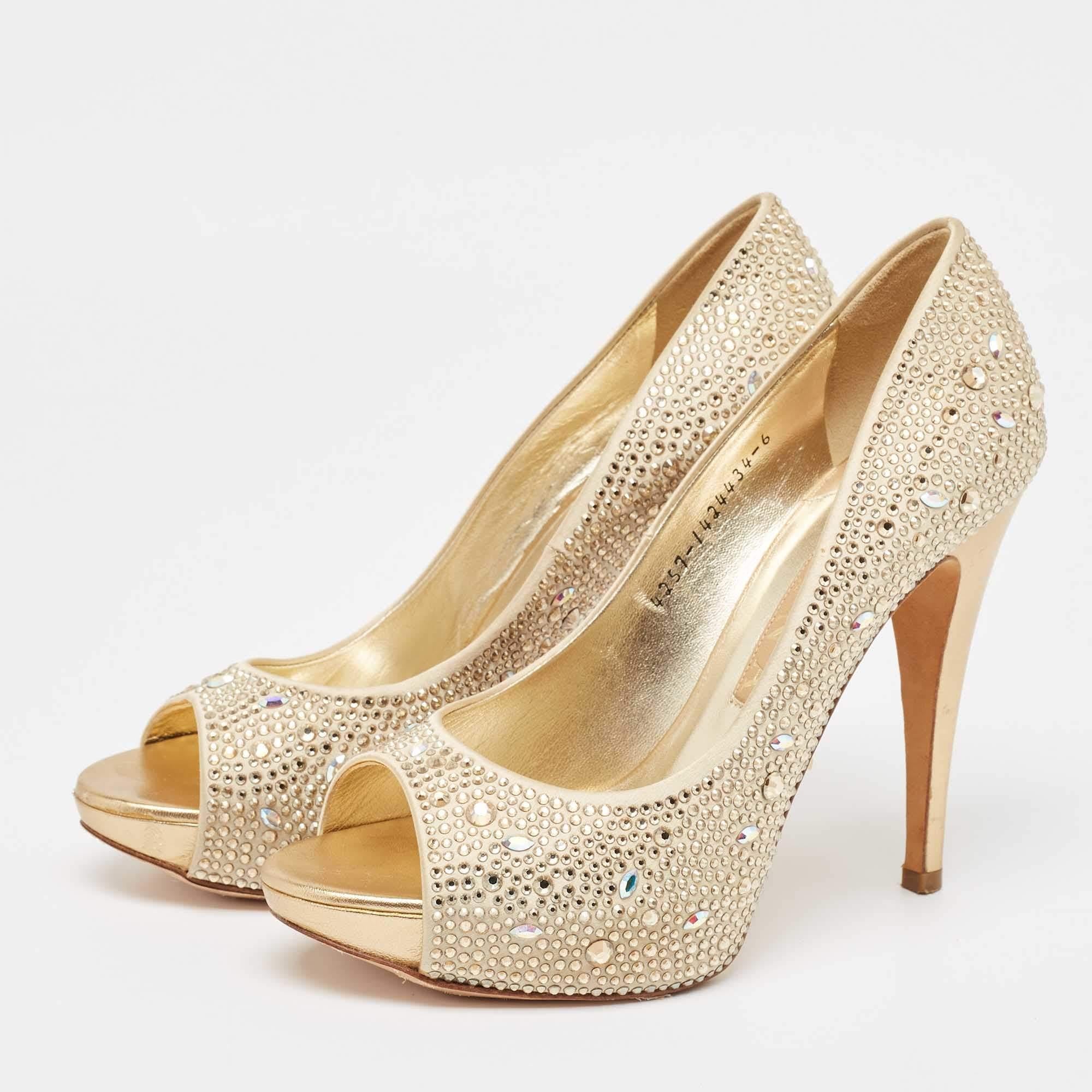 Faites preuve de chic avec ces escarpins de créateur. Ils présentent des talons robustes et des semelles durables, parfaits pour vos sorties à la mode.
