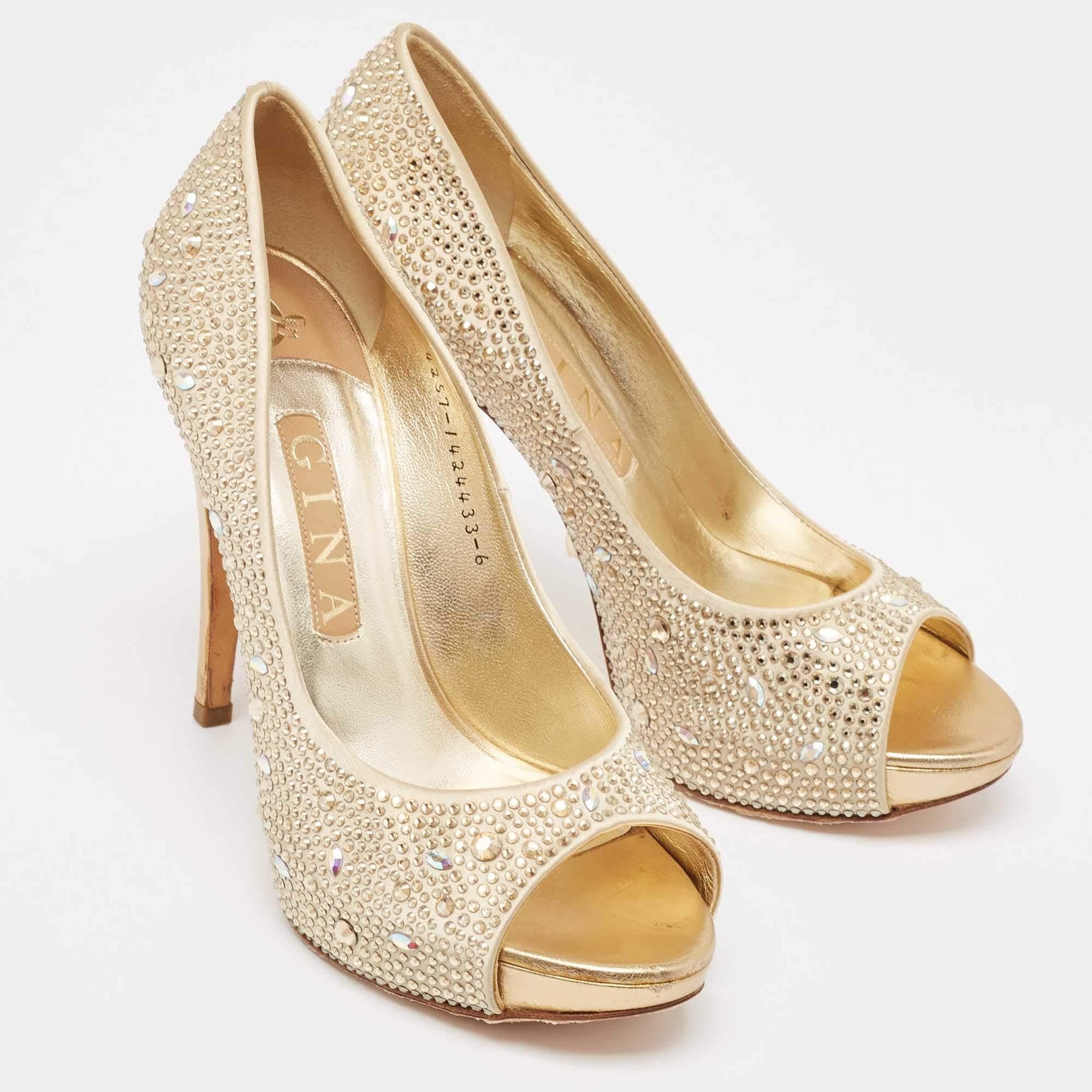 Gina escarpins à bout ouvert en satin orné de cristaux dorés, taille 39 Bon état - En vente à Dubai, Al Qouz 2