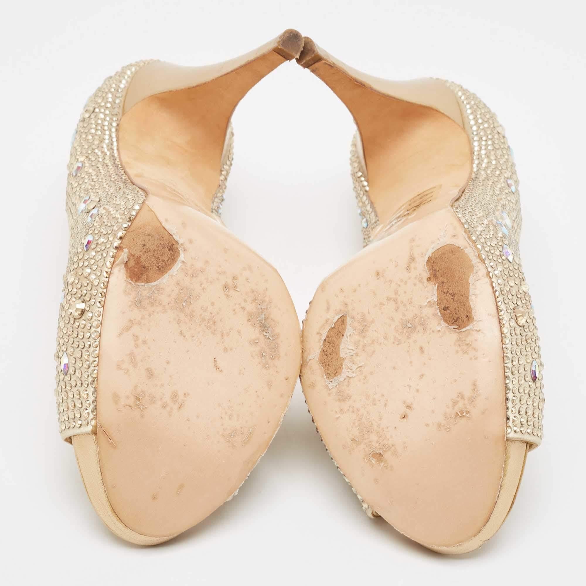 Gina escarpins à bout ouvert en satin orné de cristaux dorés, taille 39 en vente 1