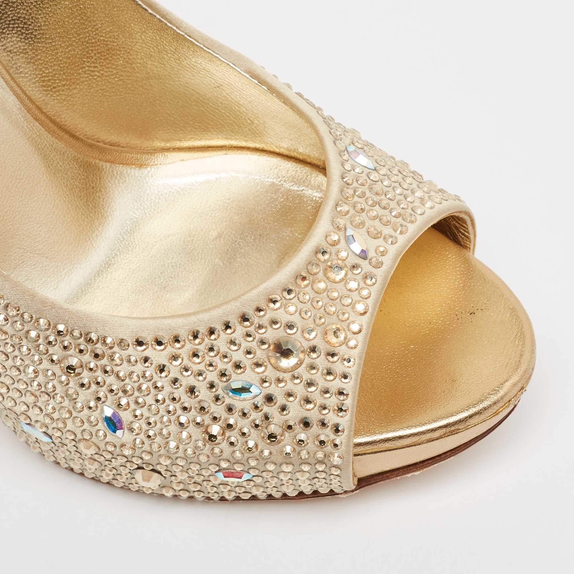 Gina escarpins à bout ouvert en satin orné de cristaux dorés, taille 39 en vente 2
