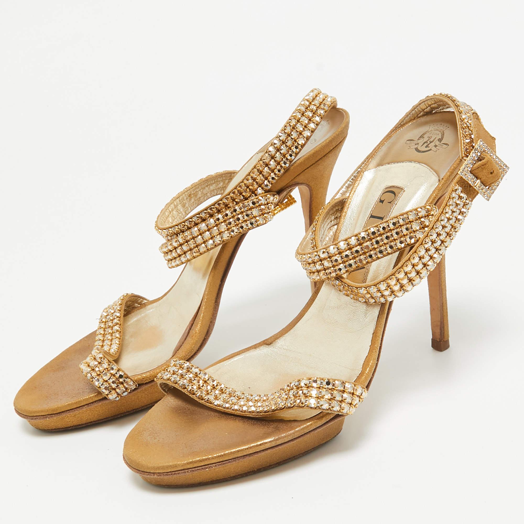 Questi sandali incorniceranno i tuoi piedi in modo elegante. Realizzate con materiali di qualità, presentano un design di classe e solette confortevoli.