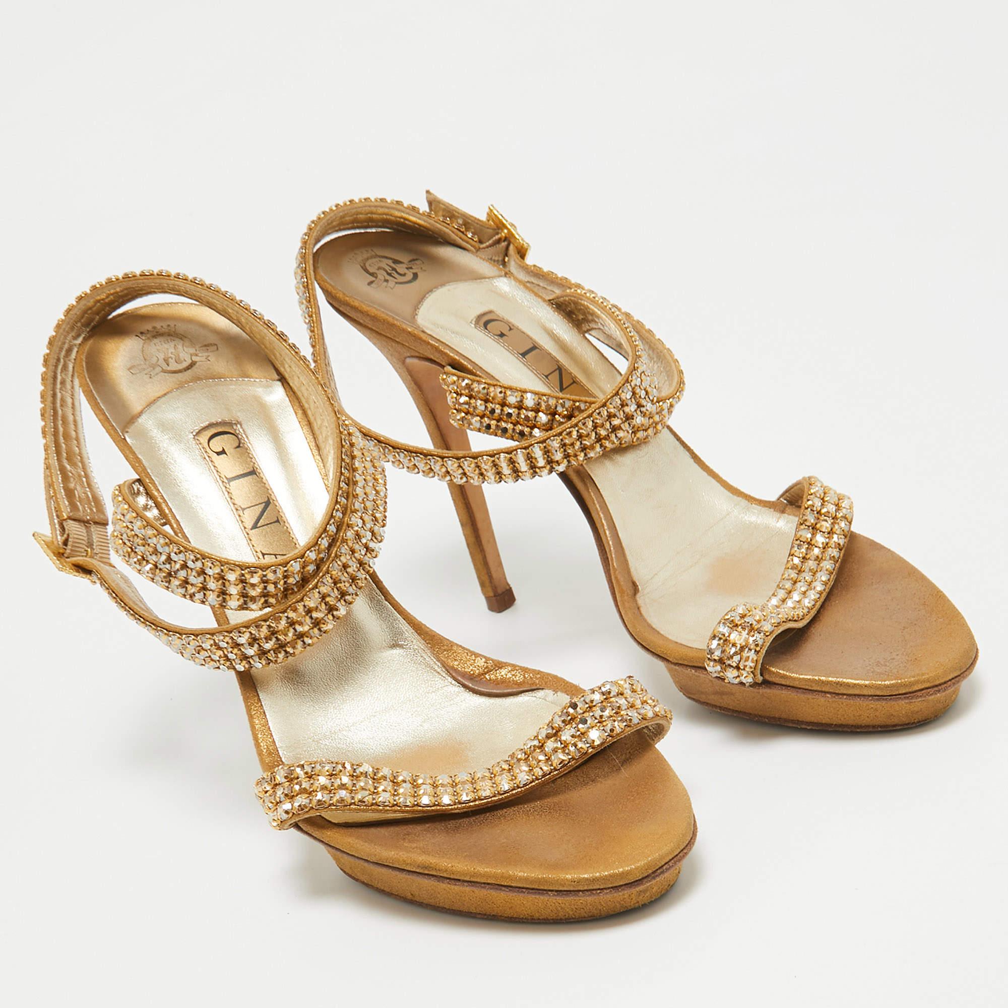 Gina - Sandali alla caviglia in pelle scamosciata impreziositi da cristalli d'oro Taglia 39 In condizioni discrete in vendita a Dubai, Al Qouz 2