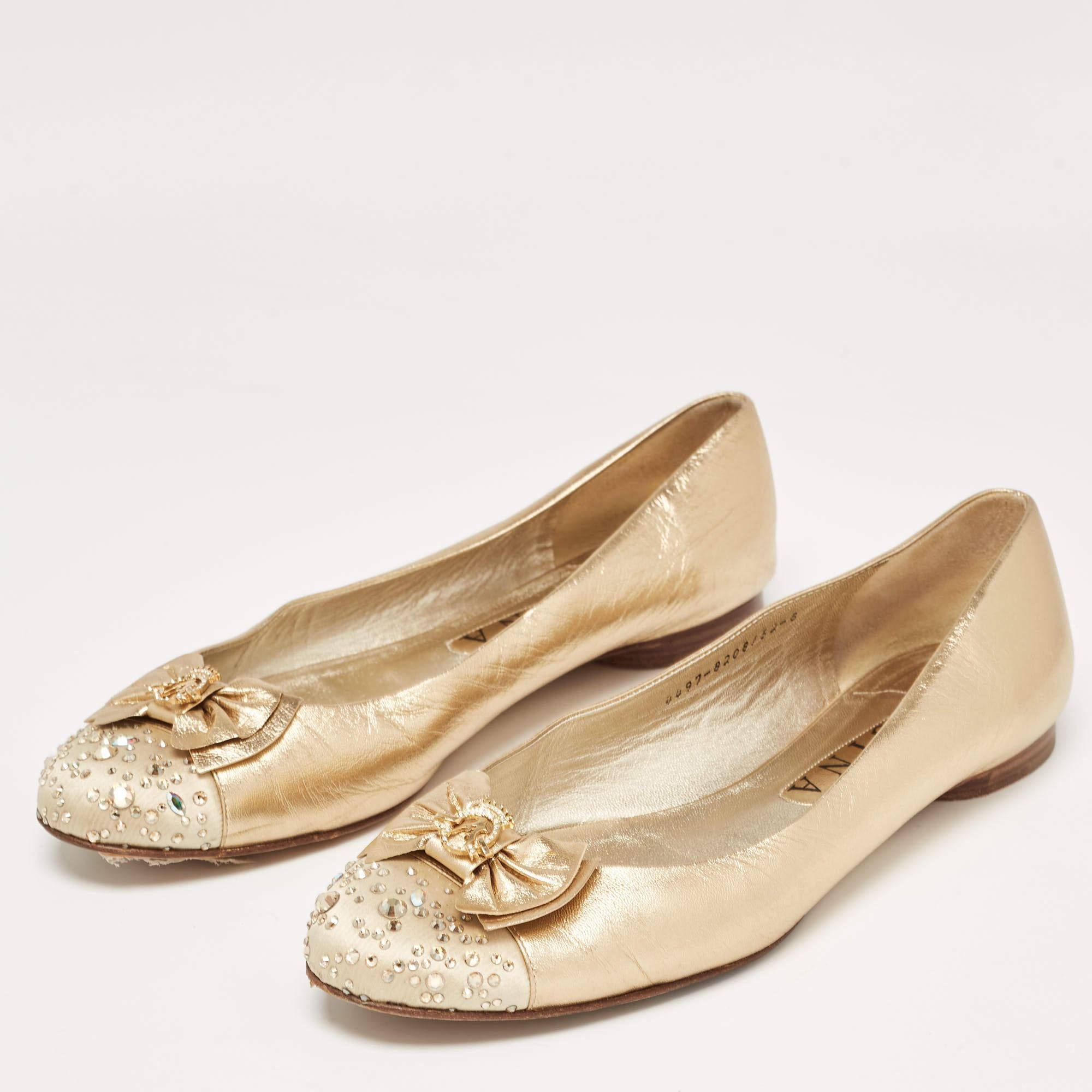 Complete your look by adding these designer ballet flats to your collection of everyday footwear. They are crafted skilfully to grant the perfect fit and style.